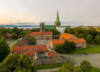 Nasjonal nettverkssamling i dialogiske og samarbeidende praksiser i Trondheim Foto av Erkebispegården med Nidarosdomen og Trondheimsfjorden i bakgrunnen