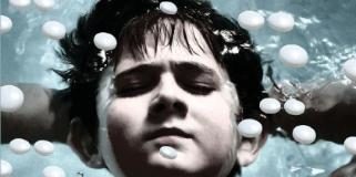 Framsidebilde av boka ADHD - Piller på avveie (2007) av forfattarane Aage Georg Sivertsen og Joar Tranøy. Kolofon forlag.